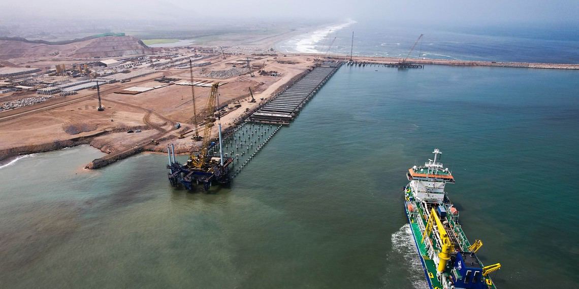A construção do Porto de Chancay é uma iniciativa importante que visa impulsionar o desenvolvimento econômico e a infraestrutura portuária do Peru