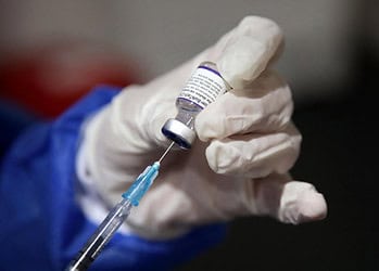 Um profissional da saúde prepara uma dose da vacina Pfizer-BioNTech contra o coronavírus em um centro de imunização em Bogotá, em 19 de janeiro de 2022 DANIEL MUNOZ AFP© DANIEL MUNOZ / AFP