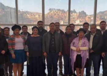 Luis Arce (centro), presidente da Bolívia, discursa acompanhado de seus ministros e ministras, em La Paz - Crédito: Reprodução