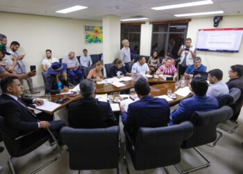 Reunião entre líderes sindicais da educação e do governo do Estado. Foto: Sérgio Vale/Agência Aleac