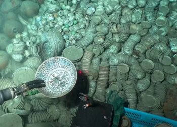 Objetos estavam a 1500 metros de profundidade no mar do sul da China, em dois naufrágios separados entre si por 22 km. — Foto: National Cultural Heritage Administration